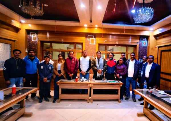 बैठक में शामिल लोग बैठक में शामिल लोग