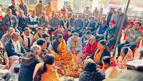 हवन पूजन करती महापौर