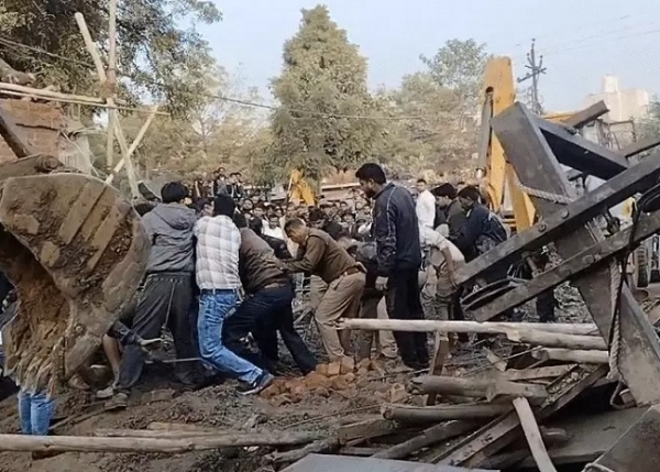 निर्माण के दौरान मंदिर का गेट गिरने निर्माण के दौरान मंदिर का गेट गिरने