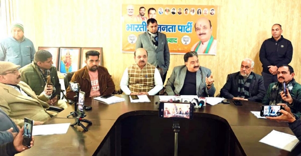 फतेहाबाद। पत्रकारों से बातचीत करते डॉ. कृष्ण मिड्ढा।