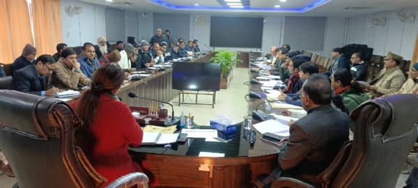 कलेक्ट्रेट सभागार में बैठक लेते  डीएम अस्मिता लाल