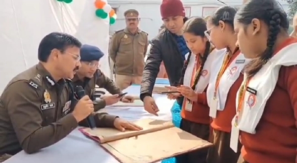 छात्राओं को जानकारी देते पुलिस आयुक्त रघुबीर लाल