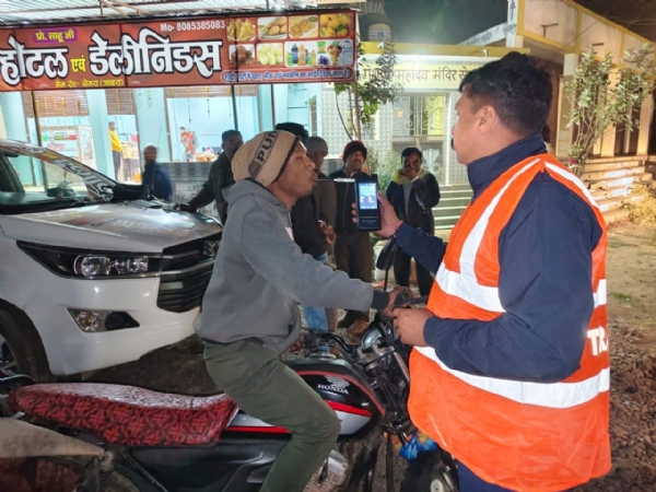 शराब पीकर वाहन चलाने वाले वाहन चालकों पर कार्रवाई करने एल्कोमीटर से जांच करती हुई पुलिस कर्मचारी।