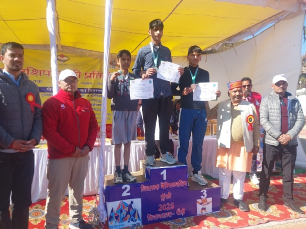 विजेता खिलाड़ियों को पुरस्कार देते विधायक राजकुमार पोरी विजेता खिलाड़ियों को पुरस्कार देते विधायक राजकुमार पोरी