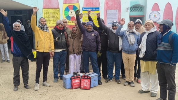 प्रदर्शन करते कर्मी प्रदर्शन करते कर्मी