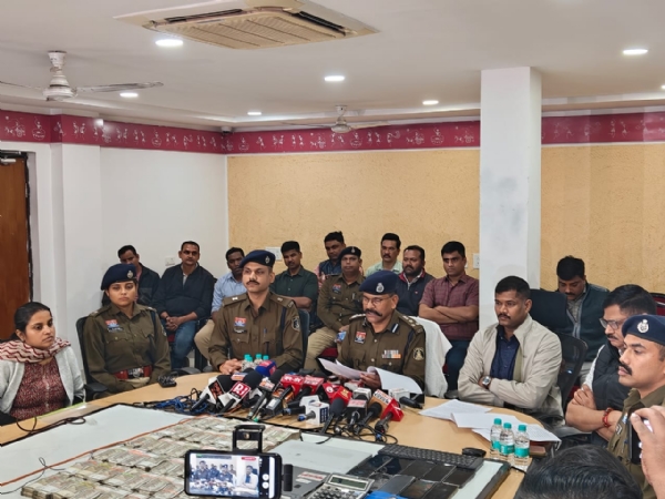 वरिष्ठ पुलिस अधीक्षक डॉ. लाल उमेद सिंह ऑनलाइन सट्टा मामले का खुलासा करते हुए