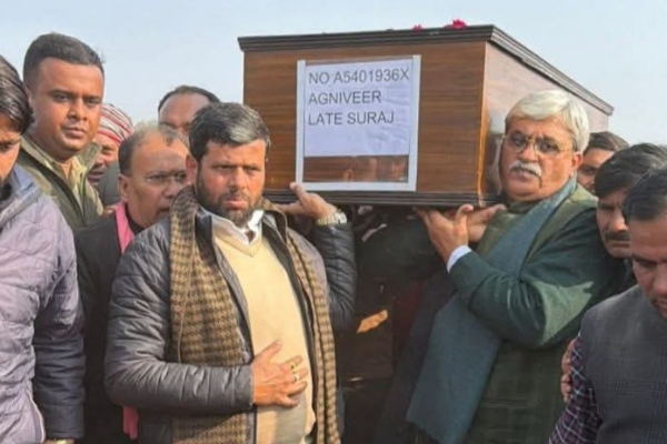 अर्थी को कांधा देते विधायक भाजपा मनीष असीजा आदि