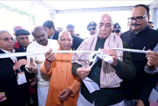 फैक्ट्री का उदघाटन करते राजनाथ सिंह और मुख्यमंत्री योगी आदित्यनाथ