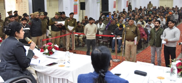 आरकेएसडी कालेज के सभागार में आयाेजित जिला कष्ट निवारण समिति की बैठक में  शिकायताें की सुनवाई करतीं डीसी अपराजिता