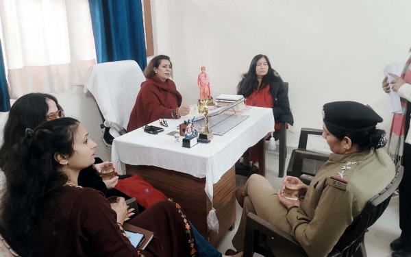 गुरुग्राम के सिविल लाइन स्थित वन स्टॉप सेंटर के दौरे के दौरान जानकारी लेतीं महिला आयोग की चेयरपर्सन रेणु भाटिया।