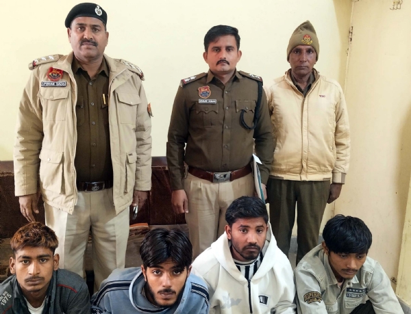 पुलिस गिरफ्त में चारों आरोपित।