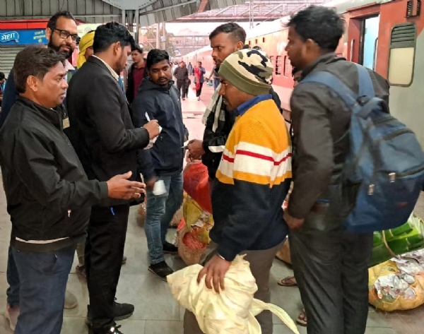 यात्रियों का टिकट जांच करते मजिस्ट्रेट यात्रियों का टिकट जांच करते मजिस्ट्रेट