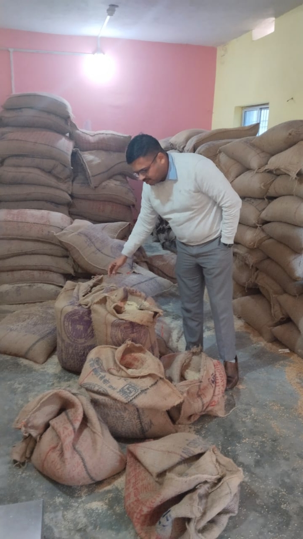 पीडीएस दुकान का निरीक्षण करते एसडीओ