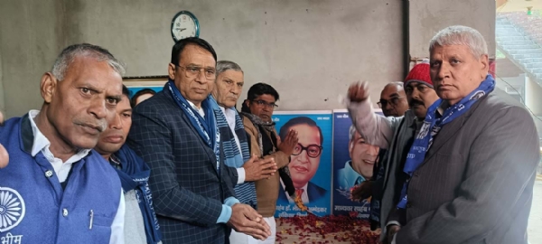 बैठक से पूर्व बाबा साहेब के चित्र पर पुष्प अर्पित करते पार्टी नेता।