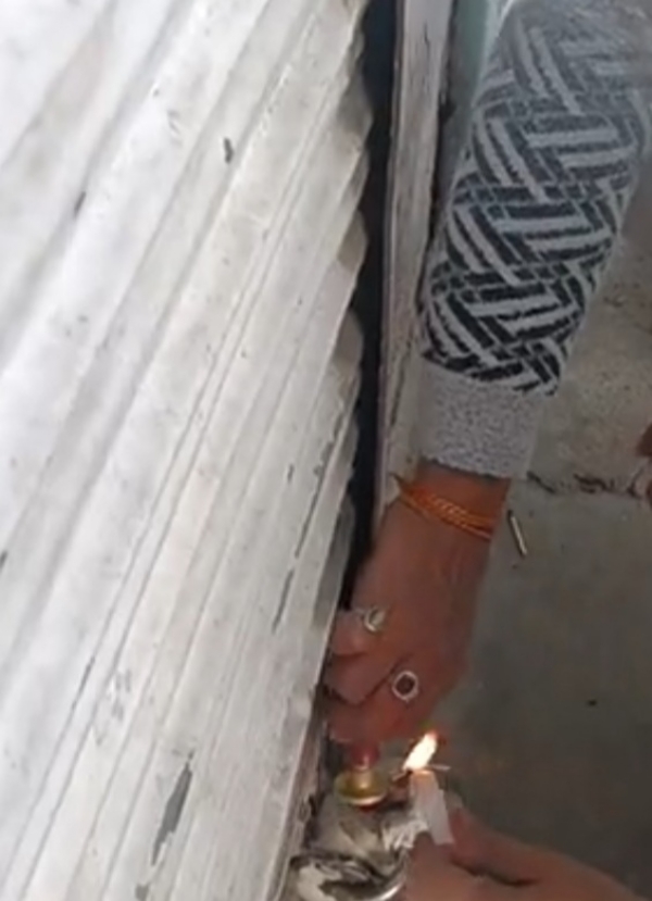 दुकानें सील करती टीम