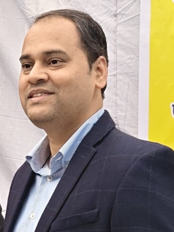 जिलाधिकारी अनुज सिंह  डीएम