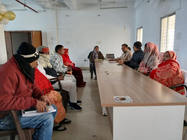 बैठक में शामिल बीडीओ व अन्य