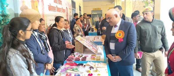 कार्यक्रम के दौरान प्रदर्शनी देखते डीएम जितेंद्र प्रताप सिंह कार्यक्रम के दौरान प्रदर्शनी देखते डीएम जितेंद्र प्रताप सिंह