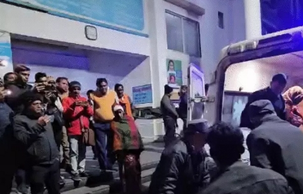 निर्माण के दौरान मंदिर का गेट गिरने निर्माण के दौरान मंदिर का गेट गिरने