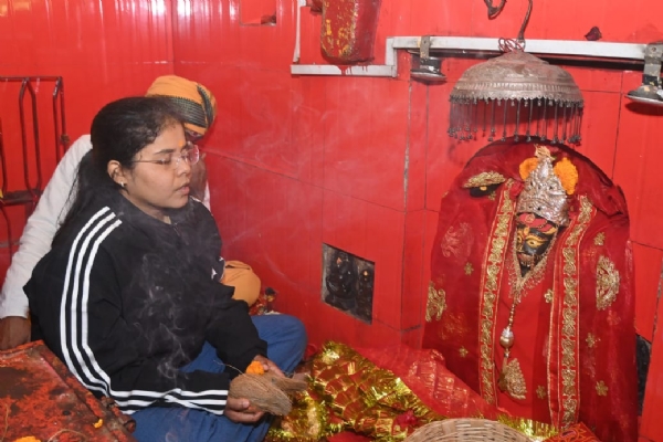 प्राचीन मंदिर में पूजा अर्चना करते