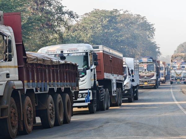 दुर्घटना के बाद धमतरी-जगदलपुर हाईवे में वाहनों की लंबी कतार।