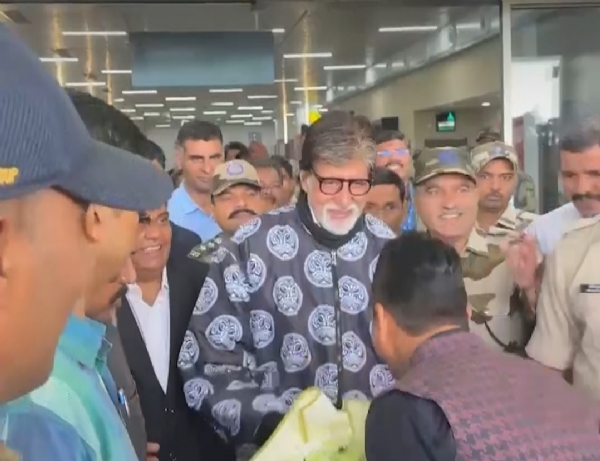 सूरत में अमिताभ बच्चन को देखने उमड़ी भीड़