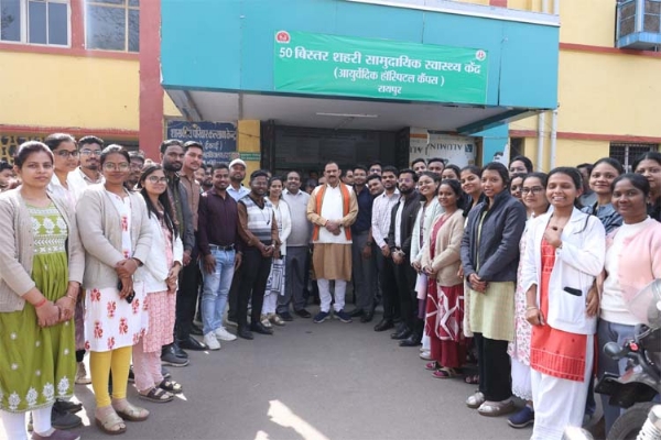 स्वास्थ्य मंत्री श्याम बिहारी जायसवाल स्वास्थ्य केंद्र का औचक निरीक्षण करते हुए