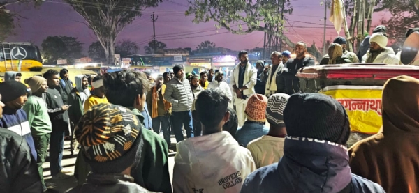 बैठक में बोलते नंदन यादव सहित अन्‍य लोगों की तस्‍वीर