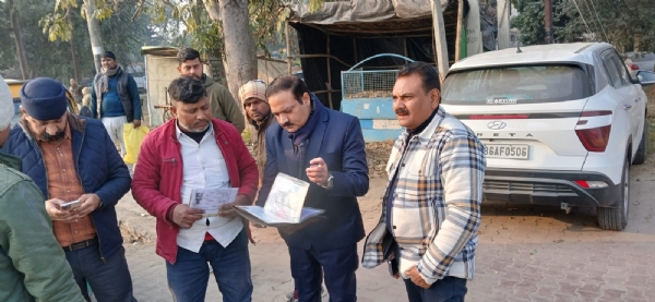 यात्री वाहनों को चेक करते परिवहन आयुक्त केपी गुप्ता।