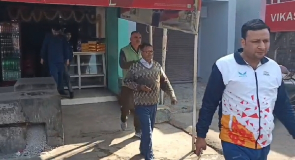 जांच कर विकास स्वीट्स से बाहर आती हरयाणा पुलिस जांच कर विकास स्वीट्स से बाहर आती हरयाणा पुलिस