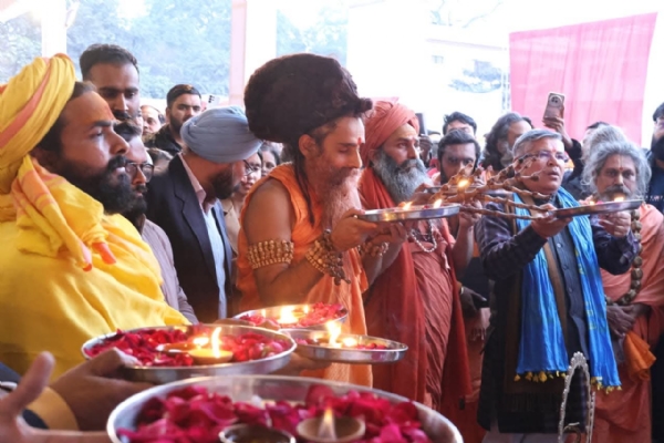 आरती करते समाज के जन आरती करते समाज के जन