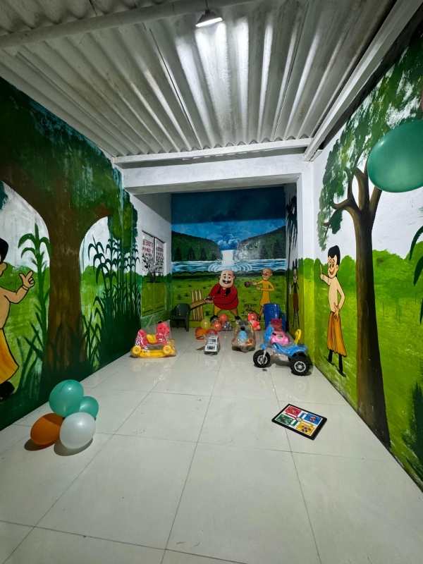 महिला पुलिसकर्मियों की सुविधा के लिए थाने में नवनिर्मित शिशु गृह (क्रेच) का फीता काटकर उद्घाटन करते पुलिस अधिकारी।