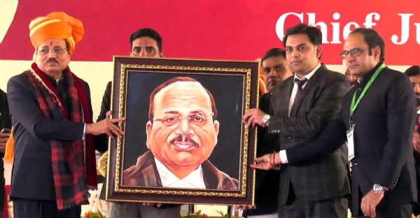 हांसी में सीजेआई सूर्यकांत को स्मृति चिन्ह भेंट करते उपायुक्त डॉ. राहुल नरवाल व एसडीएम राजेश खोथ।