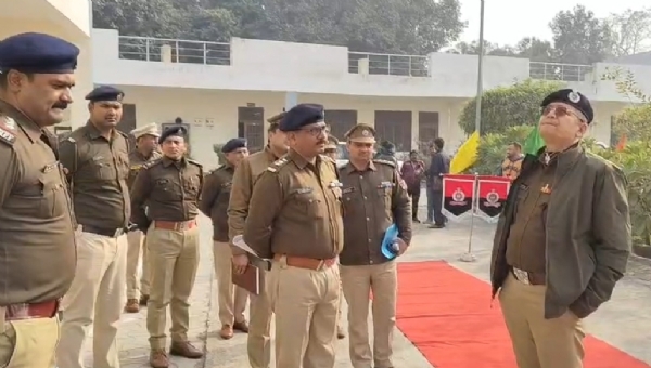 अधिकारियों से बातचीत करते आईजी प्रदीप गुप्ता