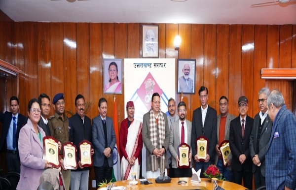 मुख्यमंत्री पुष्कर सिंह धामी के साथ आरटीआई अधिनियम के तहत सराहनीय कार्य करने वाले लोक सूचना और अपीलीय सम्मानित अधिकारी। मुख्यमंत्री पुष्कर सिंह धामी के साथ आरटीआई अधिनियम के तहत सराहनीय कार्य करने वाले लोक सूचना और अपीलीय सम्मानित अधिकारी।