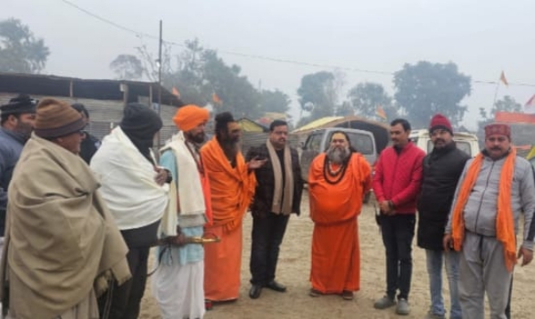 विशेश्वरा नन्द का स्वागत करते लोग