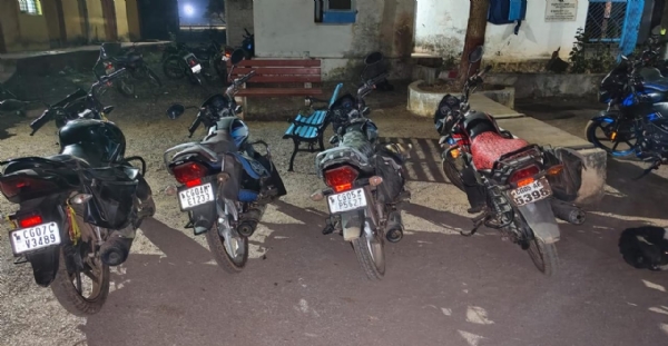 पुलिस द्वारा जब्त वाहन ।