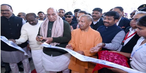 मुख्यमंत्री योगी आदित्यनाथ ने रक्षा मंत्री व लखनऊ के सांसद राजनाथ सिंह के साथ शुक्रवार को अशोक लेलैंड कंपनी के इलेक्ट्रिक व्हीकल (ईवी) विनिर्माण संयंत्र का उद्घाटन किया।