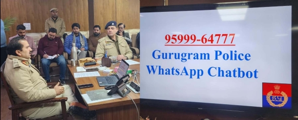 गुरुग्राम स्थित पुलिस कमिश्नरेट कार्यालय में पुलिस के वाट्सऐप चैटबॉट की शुरुआत करते पुलिस आयुक्त विकास कुमार अरोड़ा।