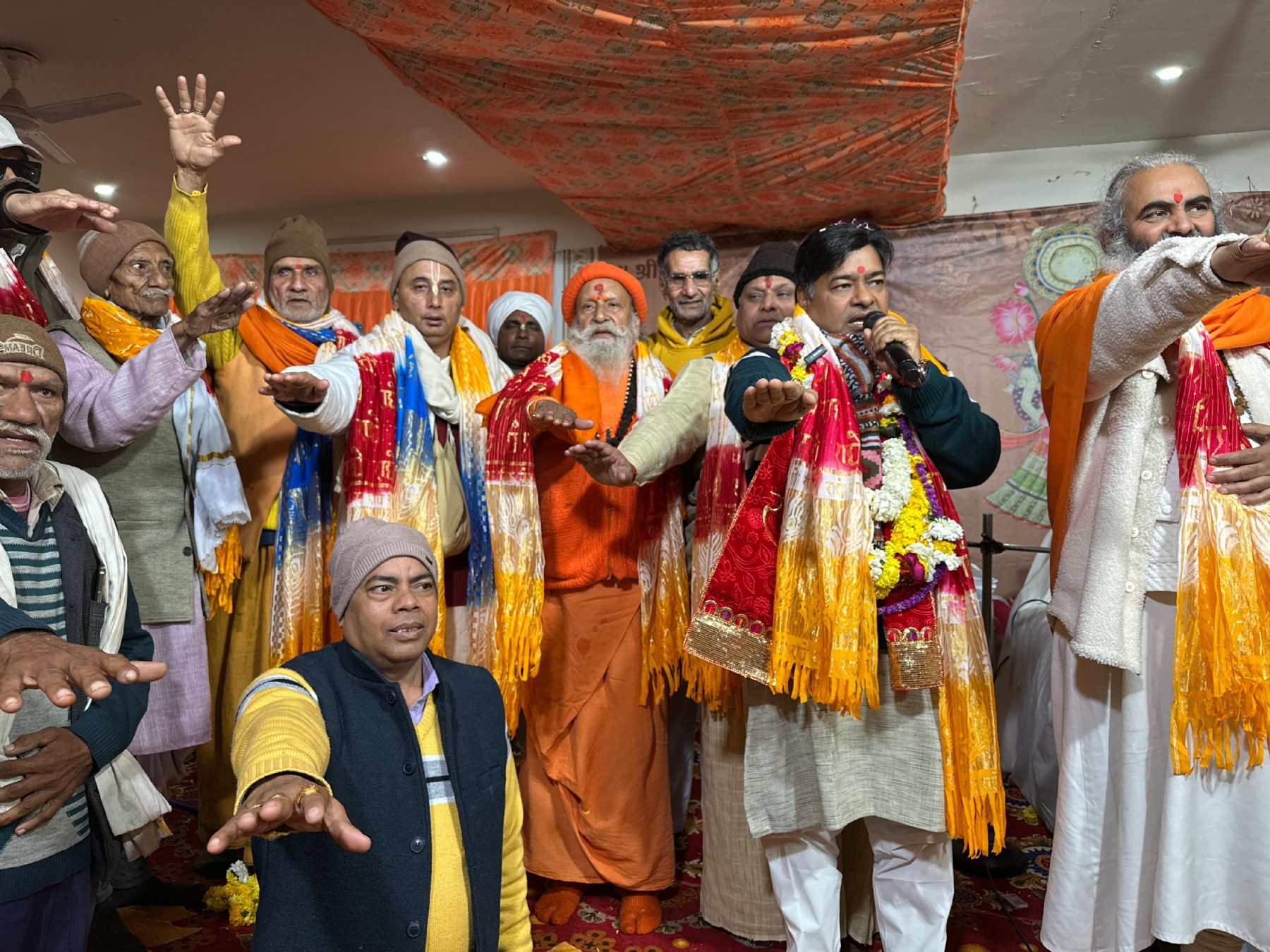 श्रीधाम वृंदावन में शपथ लेकर अपना समर्थन देते हुए