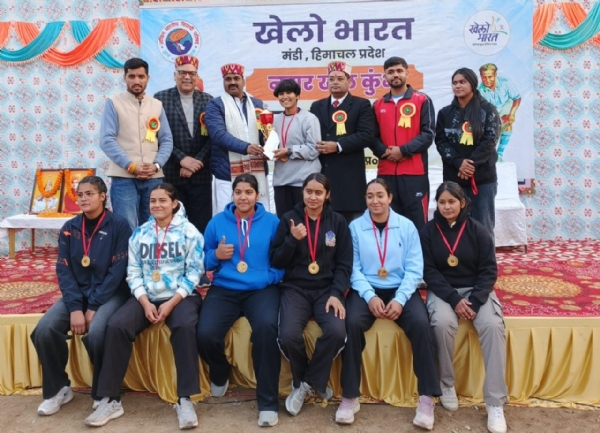 विजेता टीमों को पुरस्कृत करते हुए मुख्यअतिथि व अन्य।