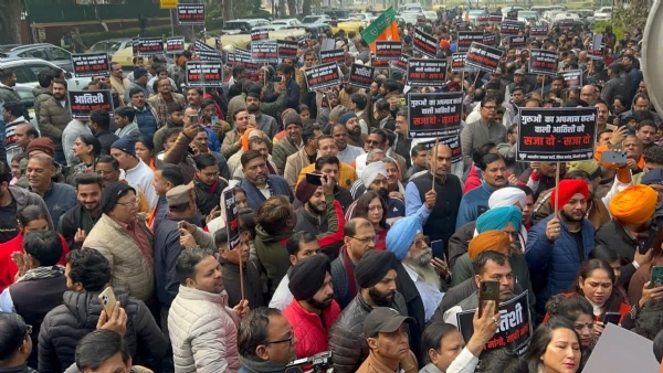 आआपा कार्यालय के बाहर भाजपा का प्रदर्शन की फाेटाे आआपा कार्यालय के बाहर भाजपा का प्रदर्शन की फाेटाे