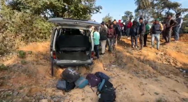 दुर्घटना के बाद स्कूल वैन का दृश्य