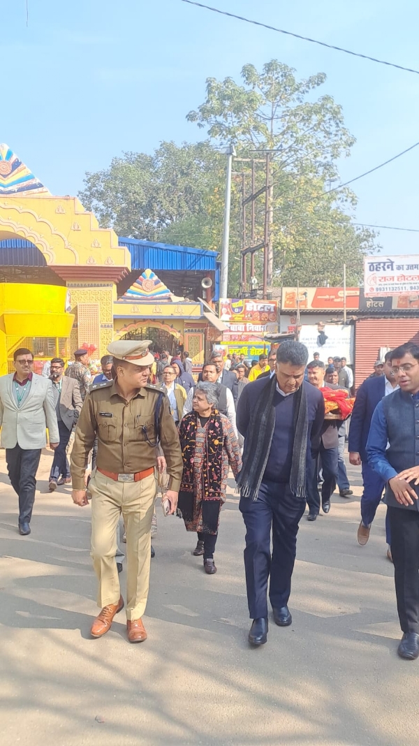 मंदिर परिसर में सीएजी के डायरेक्टर