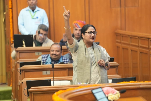 विधानसभा के शीतकालीन सत्र के दौरान शुक्रवार को उपराज्यपाल वीके सक्सेना के अभिभाषण पर धन्यवाद प्रस्ताव पर वक्तव्य देती मुख्यमंत्री रेखा गुप्ता