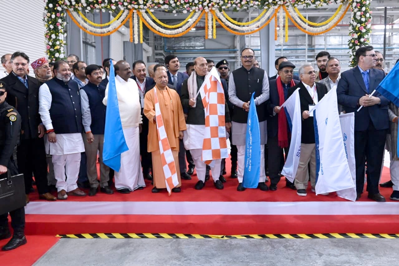मुख्यमंत्री योगी आदित्यनाथ ने रक्षा मंत्री व लखनऊ के सांसद राजनाथ सिंह के साथ शुक्रवार को अशोक लेलैंड कंपनी के इलेक्ट्रिक व्हीकल (ईवी) विनिर्माण संयंत्र का उद्घाटन किया।
