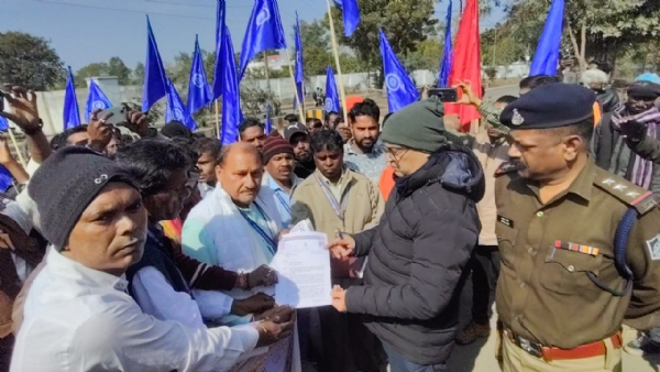 परिवहन मोर्चा अठावले मांग पत्र साैंपते हुए