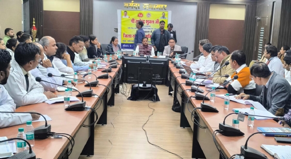 स्वास्थ्य सुविधाओं व रोगी कल्याण कार्यों की उप मुख्यमंत्री समीक्षा करते हुए