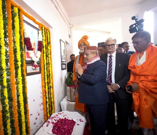 दिल्ली विधानसभा  में स्वतंत्रता सेनानी राजा नाहर सिंह को पुष्पांजलि अर्पित करते दिल्ली विधानसभा के अध्यक्ष विजेंद्र गुप्ता