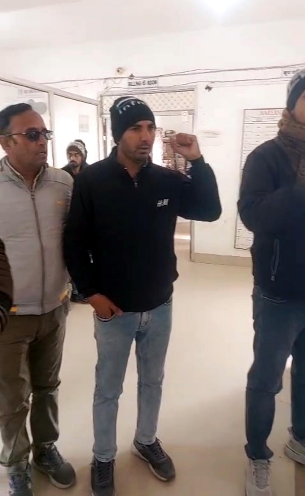 टोहाना। एसडीओ के खिलाफ रोष जताते कर्मचारी।